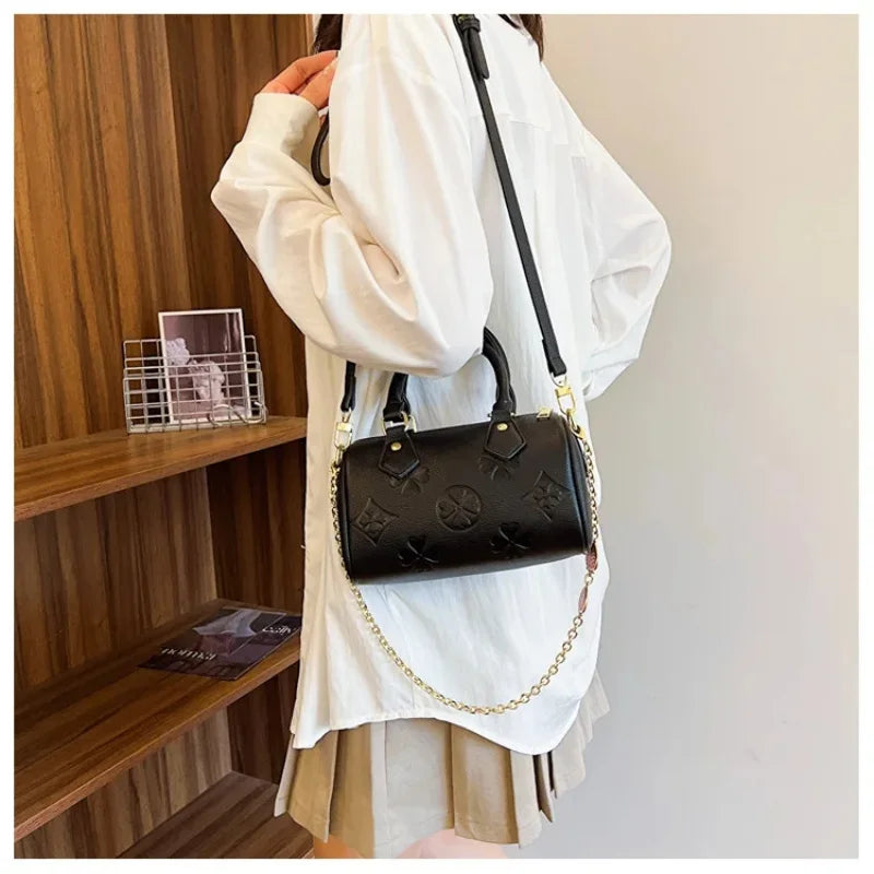 Women's Shoulder Bag Four Leaf Strawberry Diamond Pendant Chain Bag Fashion Crossbody Bag Underarm Bag