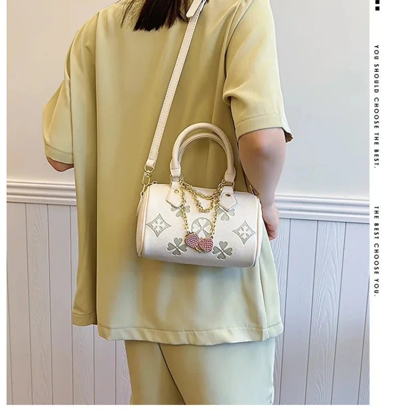 Women's Shoulder Bag Four Leaf Strawberry Diamond Pendant Chain Bag Fashion Crossbody Bag Underarm Bag