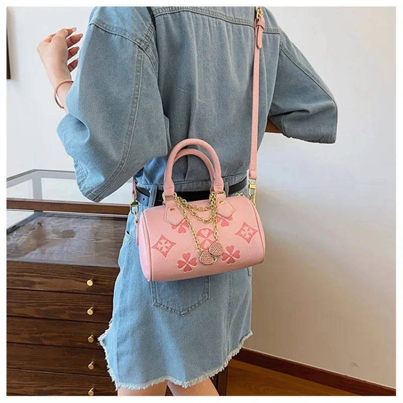 Women's Shoulder Bag Four Leaf Strawberry Diamond Pendant Chain Bag Fashion Crossbody Bag Underarm Bag
