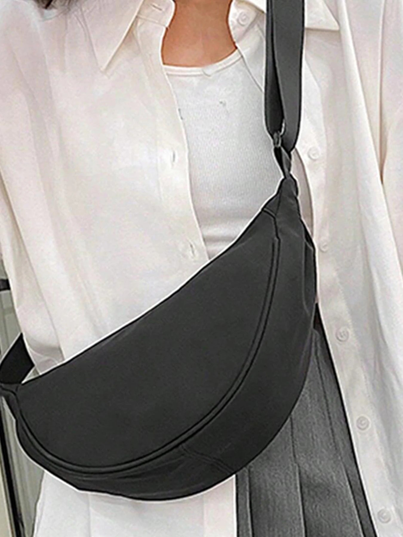 Women's single-shoulder bag - shaped like a dumpling, with a single zipper, can be worn diagonally across the shoulder.