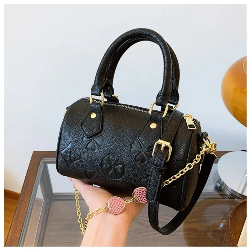 Women's Shoulder Bag Four Leaf Strawberry Diamond Pendant Chain Bag Fashion Crossbody Bag Underarm Bag