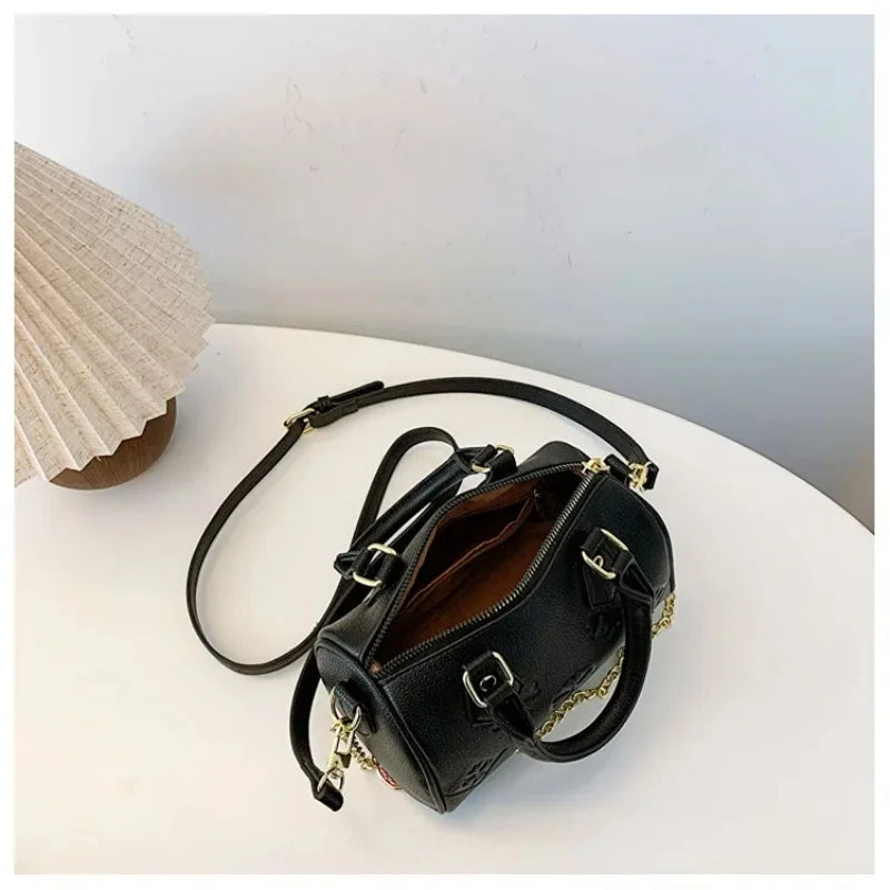 Women's Shoulder Bag Four Leaf Strawberry Diamond Pendant Chain Bag Fashion Crossbody Bag Underarm Bag