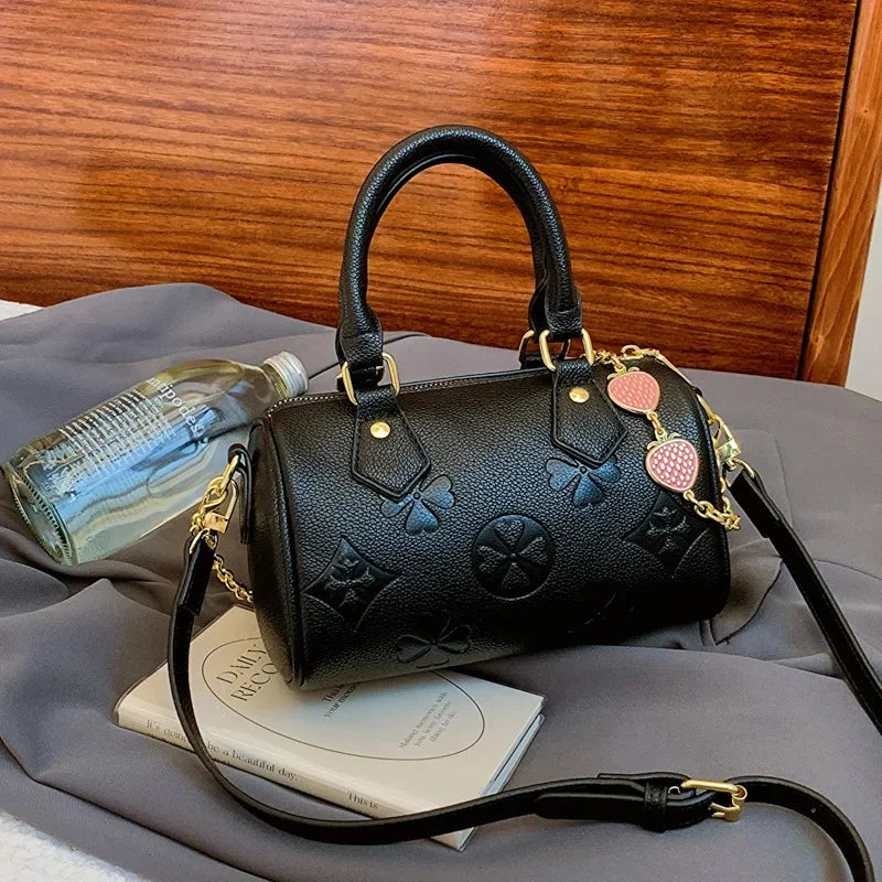 Women's Shoulder Bag Four Leaf Strawberry Diamond Pendant Chain Bag Fashion Crossbody Bag Underarm Bag