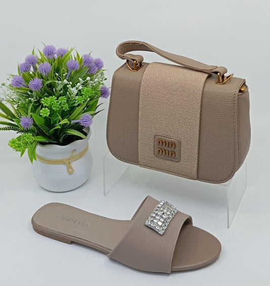 This elegant beige handbag and sandal combo is perfect for fashion